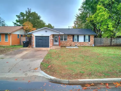 605 SW 10th St, Moore, OK 73160