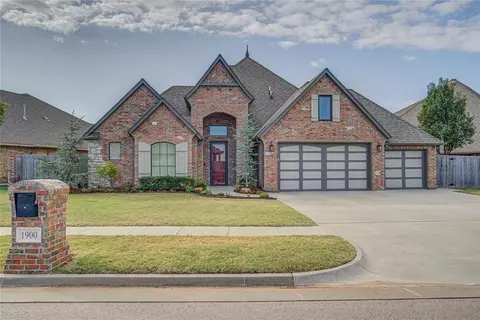 1900 Lago Dr, Moore, OK 73160