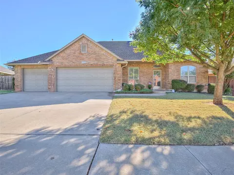 800 Ashwood Ln, Moore, OK 73160