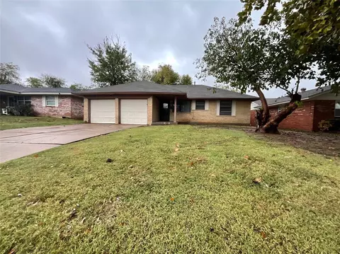 665 NW 15th St, Moore, OK 73160