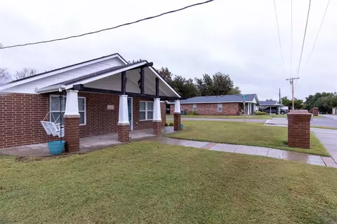 7 E Oak, Tuttle, OK 73089 photo 2