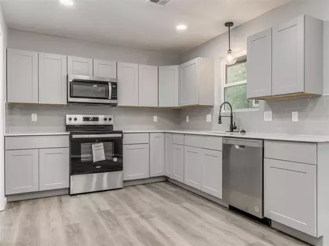 659 W Juniper Dr, Mustang, OK 73064
