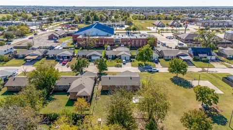 1017 SW 3rd St, Moore, OK 73160