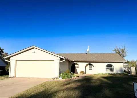 5957 Seminole Rd, Warr Acres, OK 73132