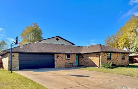 542 Sunset Dr, Watonga, OK 73772