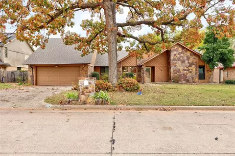 524 Three Oaks Dr, Midwest City, OK 73130