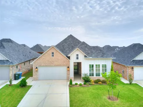 125 Pont Neuf Ct, Edmond, OK 73034