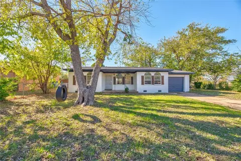 126 Windsor Ave, Chickasha, OK 73018