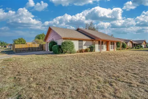 908 Cambridge Dr, Altus, OK 73521 photo 2