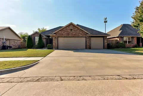 912 SW 16th St, Moore, OK 73160