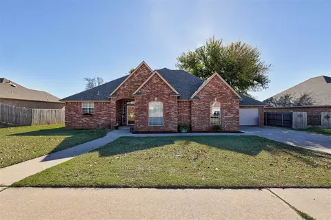 716 Pine Cir, Blanchard, OK 73010