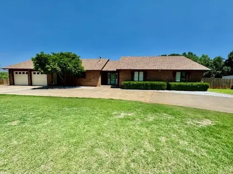 2430 Sunset Dr, Clinton, OK 73601