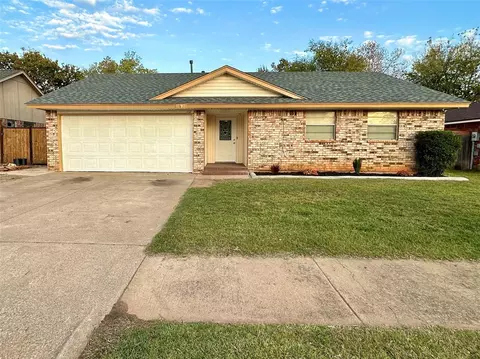 1112 S Patterson Dr, Moore, OK 73160