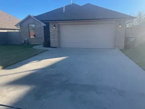 908 SW 15th St, Moore, OK 73160