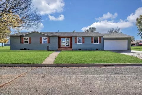 104 Bonham Dr, Cordell, OK 73632