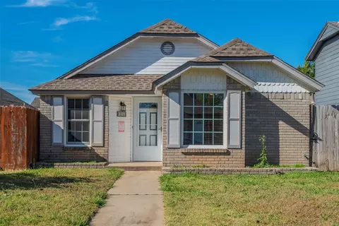2105 S Robinson Ave, Moore, OK 73170