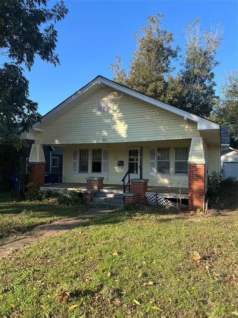 816 S 16th St, Chickasha, OK 73018