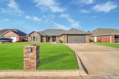 501 Peacock Cir, Altus, OK 73521