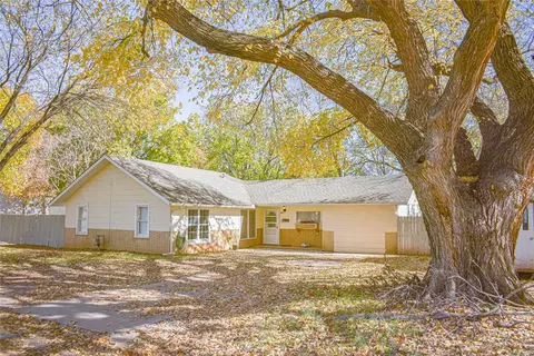 1420 W 1st St, Elk City, OK 73644