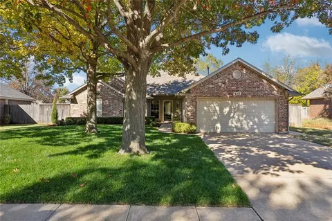 613 Colony Dr, Edmond, OK 73003
