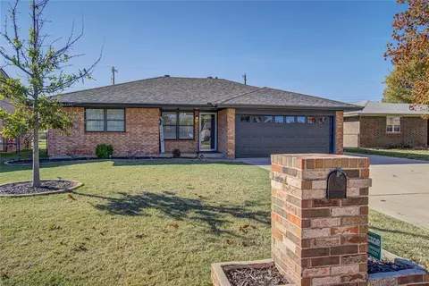 1005 Newport Ave, Moore, OK 73160
