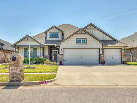 912 NE 34th Ter, Moore, OK 73160