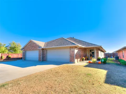 2400 Kyle Robert Ln, Moore, OK 73160