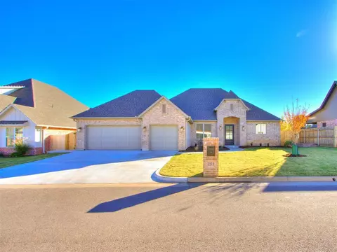 3212 Haley Cir, The Village, OK 73120