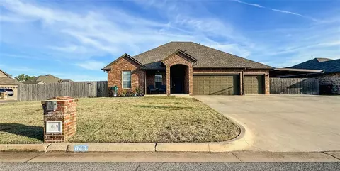 649 SW 7th St, Moore, OK 73160
