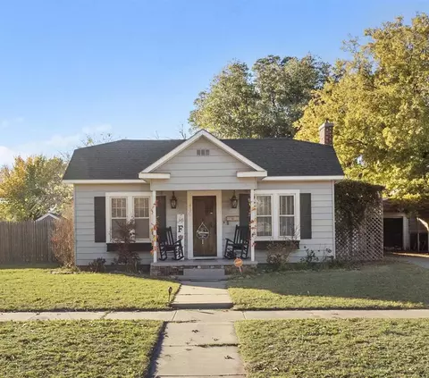 430 S 9th St, Clinton, OK 73601