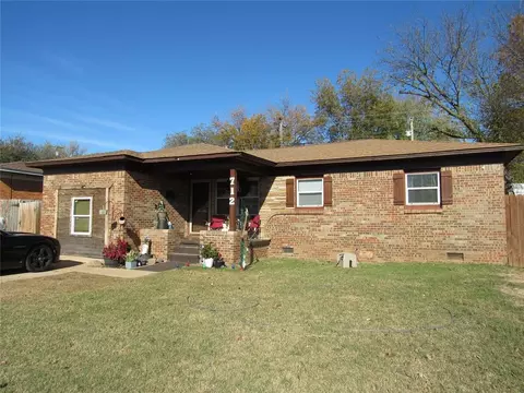 712 Cinmac St, Lindsay, OK 73052