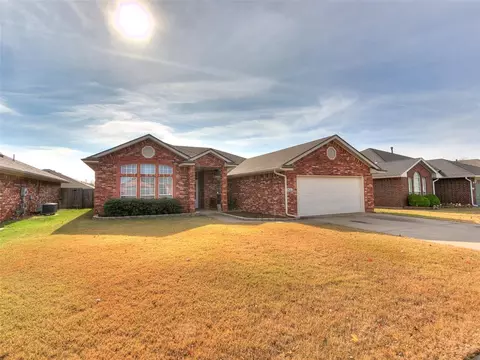 908 SE 36th St, Moore, OK 73160