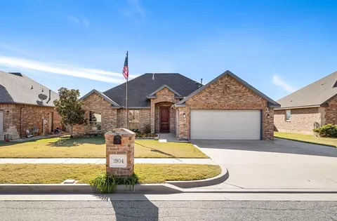 1904 SE 18th St, Moore, OK 73160