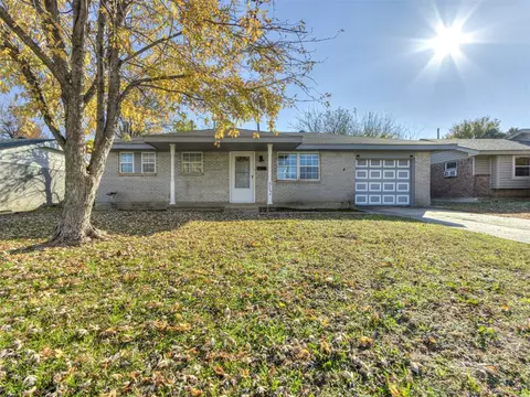 812 NW 9th St, Moore, OK 73160