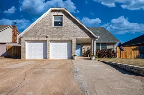 616 S Avery Dr, Moore, OK 73160