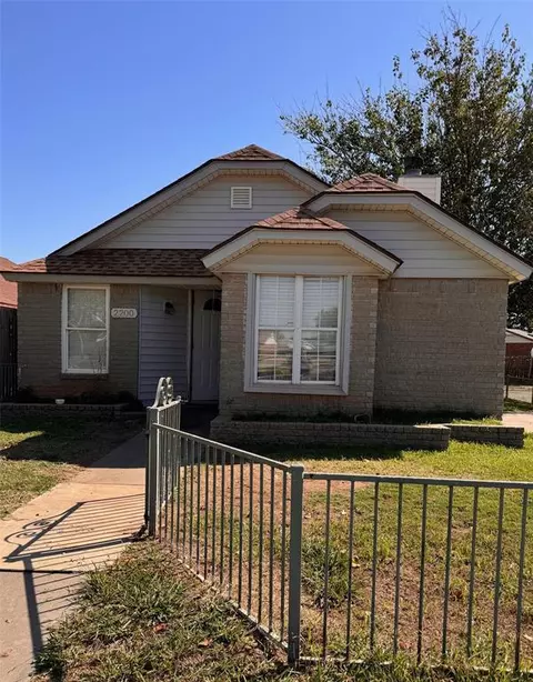 2200 Lonnie Ln, Moore, OK 73170