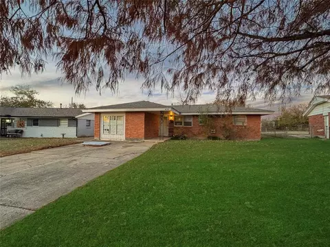 621 SW 1st Pl, Moore, OK 73160