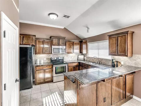 604 Manhattan Dr, Moore, OK 73160 photo 11