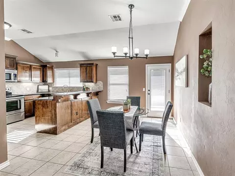 604 Manhattan Dr, Moore, OK 73160 photo 8