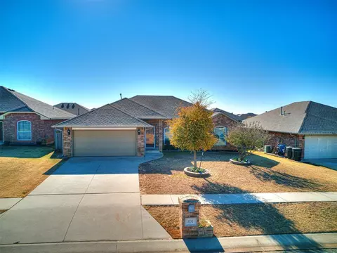 604 Manhattan Dr, Moore, OK 73160 photo 2
