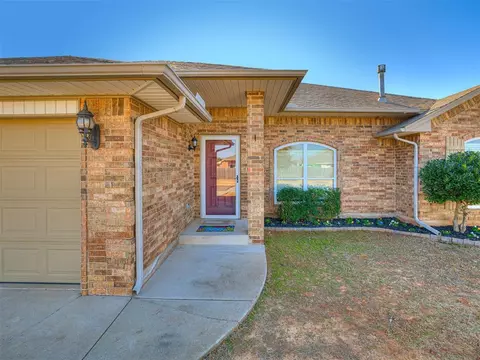 604 Manhattan Dr, Moore, OK 73160 photo 3
