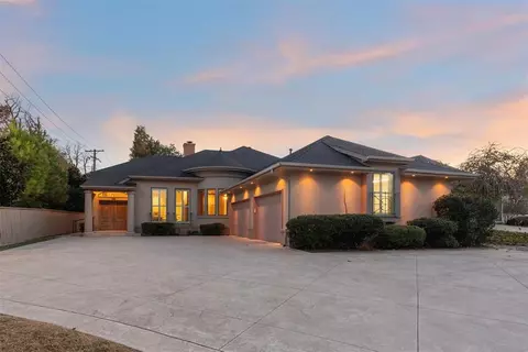 1300 Glenbrook Ter, Nichols Hills, OK 73116