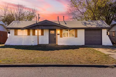 936 SW 4th Pl, Moore, OK 73160