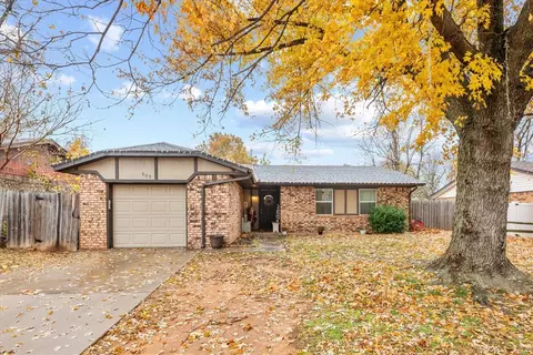 609 W Carson Dr, Mustang, OK 73064