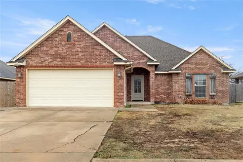 3905 Notting Hill Dr, Moore, OK 73160