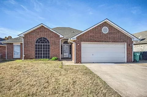 425 Conestoga Dr, Yukon, OK 73099