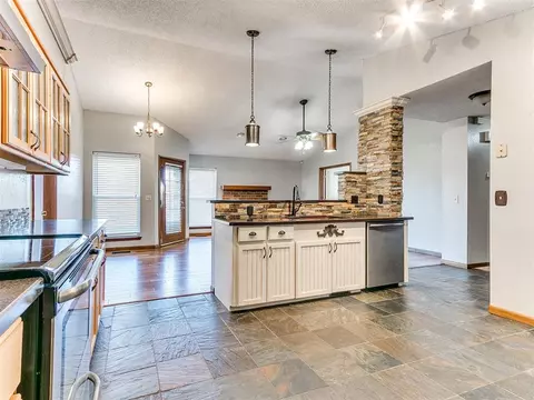 2005 Silver Fox Dr, Edmond, OK 73003 photo 10