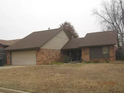 9721 Crest Dr, Midwest City, OK 73130