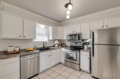 624 SW 7th St, Moore, OK 73160