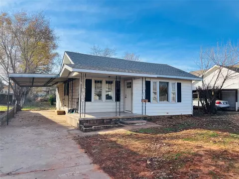 910 W 1st St, Elk City, OK 73644